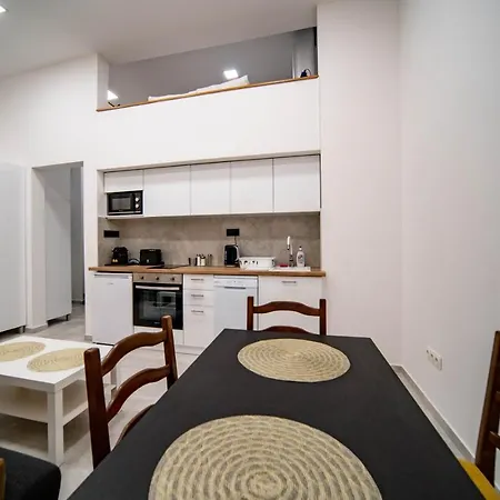 アパート Free Parking Basilica Leo's - Ac, Wi-fi, Smart Tv ブダペスト